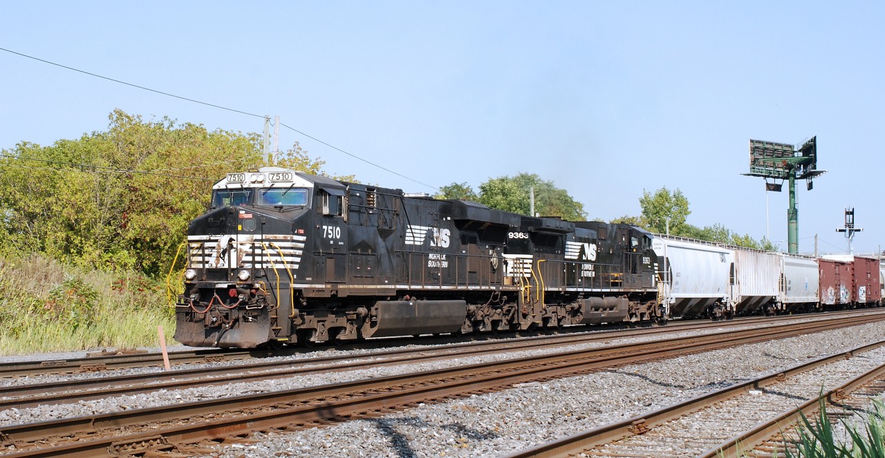NS 7510 a EC-40-DC and NS 9363 a D9-40 CW pulling a convoy going to Taschereau yard on CN-route 527
