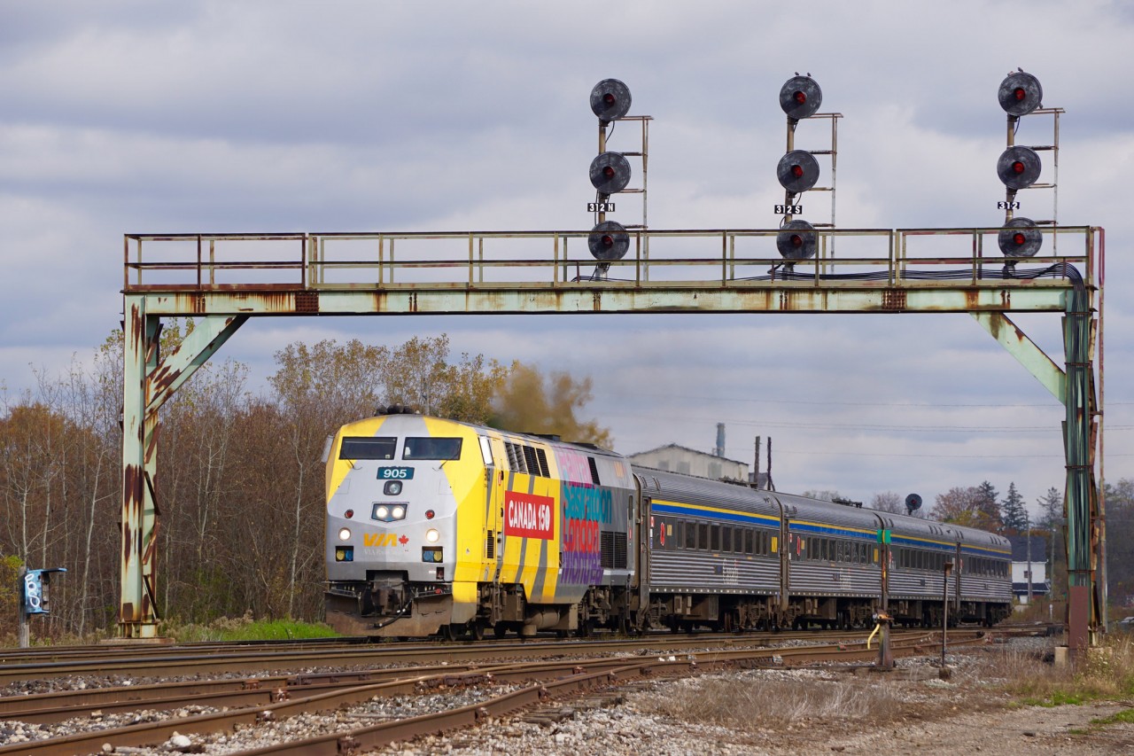 Via 905 flies through Paris on the way to Windsor.