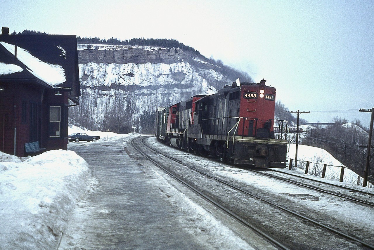 Saw this train while on the QEW near Jordan, thought it was interesting with the GP9 4483 leading the GP40. Not rare, but unusual; so drove up to Dundas to grab a shot. Typical damp dull miserable February weather, but the image came out not too bad.