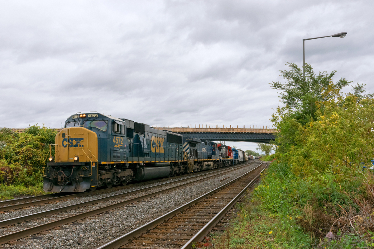 CN 327 is approaching Dorval Station on a grey afternoon with a varied lashup consisting of SD70MAC CSXT 4572, Dash9-44CW BCOL 4649, Dash8-40C CN 2119 & GMTX 2672 (coming off lease from the Roberval & Saguenay).