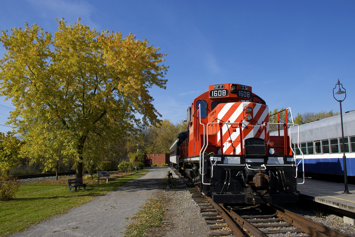 CP 1608 and a CN coach are resting in front of Hays Station at Exporail. At right is an AMT coach.