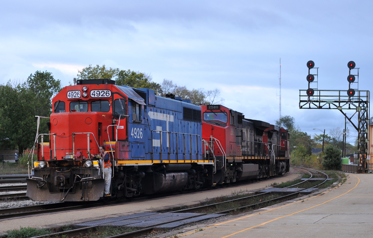 CN 2523, CN 2589, and GTW 4926 backing on to their train of 61 cars, after setting off CN 4114 for use on 580.