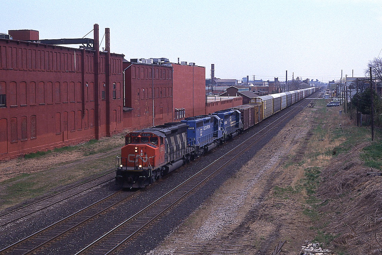 There was a period of time in the late 1990s when CN did have a bit of colour in their consists. Here is westbound #332 out of Fort Erie with CN 5335, EDMX 6419 and CR 6482 as seen from a pedestrian walkway over the tracks that connects severed Emerald St. N. In the distance is the Wentworth St grade crossing. I used this location sparingly. Not exactly a neighbourhood I felt overly safe in.