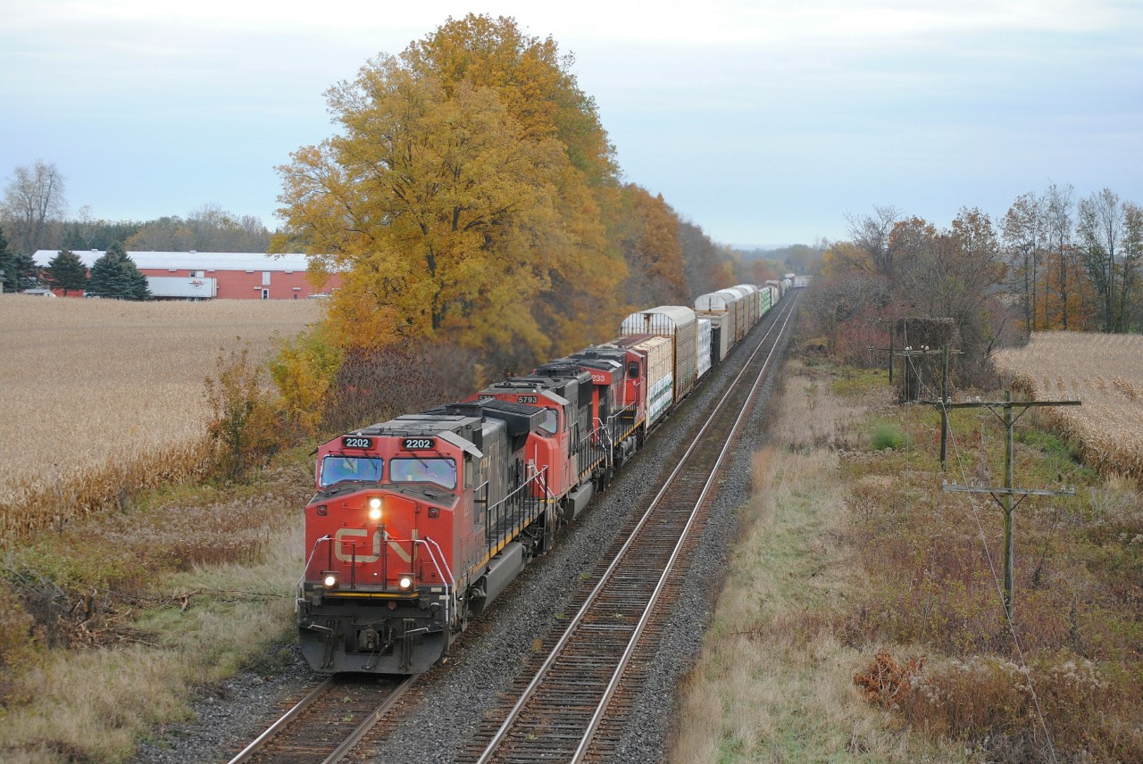Some fall colours are starting to show as M385 passes mile 35 of the Dundas sub with a heavy train in tow! Thanks for the horn salute!