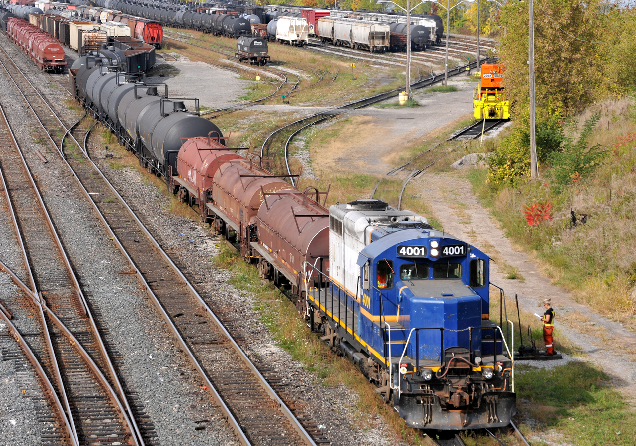 RLK 4001 pulling down a 25+ cut of cars to switch out in the Stuart Street yard