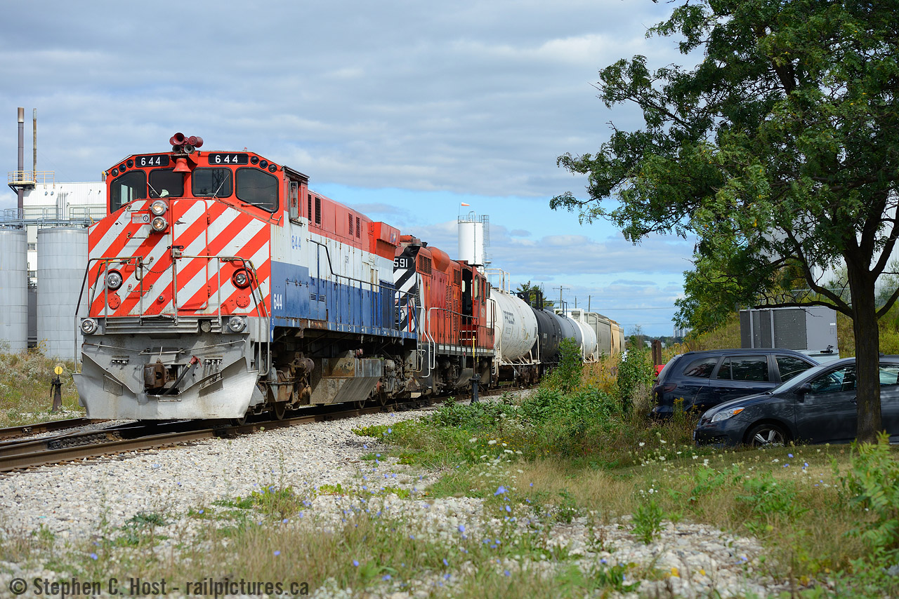 Here's something new - OSR's newest arrival.. from Salford, 644 is paired with 1591 as the boys switch AOC. Two units were transferred to Guelph - 644 and 182 - while 8235 and 1210 were sent to Salford. Long live MLW/ALCO - your chances of finding it in Guelph have increased dramatically. Unfortunately, the pairs of gp9's are over, for now. But you just might find a pair of M420's soon.... 
Note: I'm not a fan of M420's - too asymmetrical for my liking. But some people are gaga for them.. snake?? is that you I hear slithering to Guelph? :)