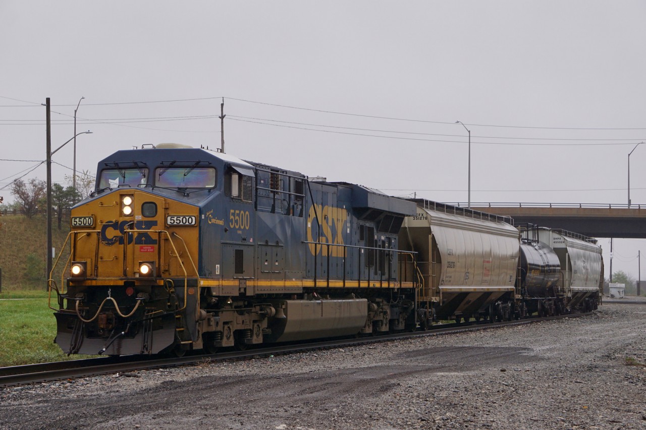 CSX 5500 heads back towards London with cars after heading here light power and using the wye in the yard to turn around.