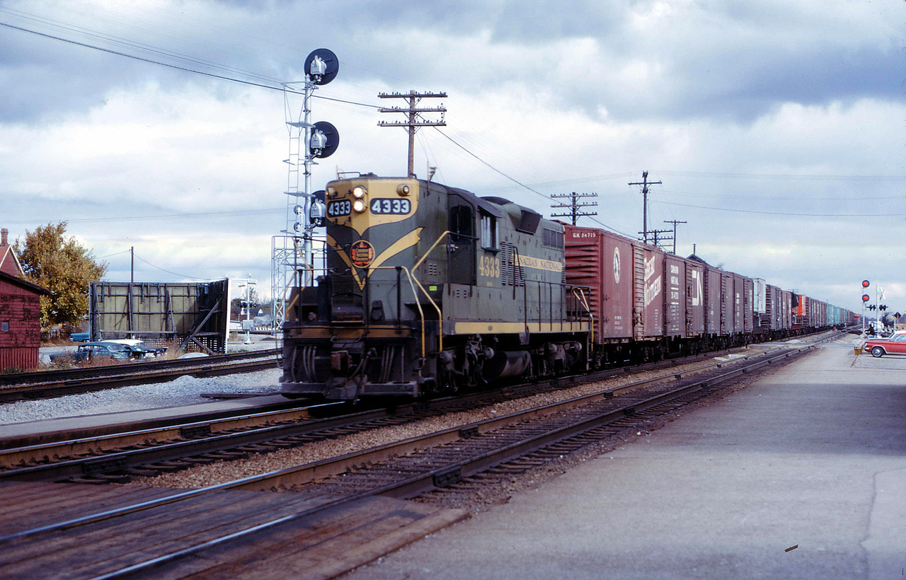 CN Westbound at Burlington Station (formerly Freeman Station) before the Brant St underpass was installed.