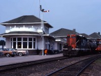 CN Freight 540 pausing at the Barrie Station with a single car in tow.
