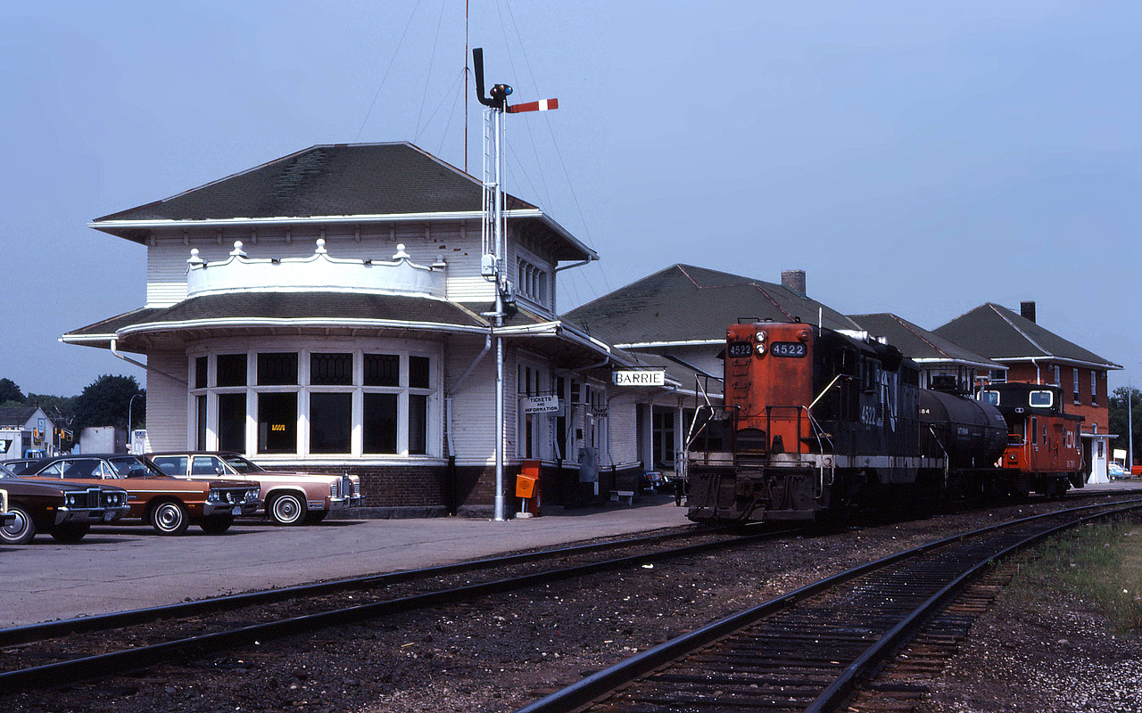 CN Freight 540 pausing at the Barrie Station with a single car in tow.