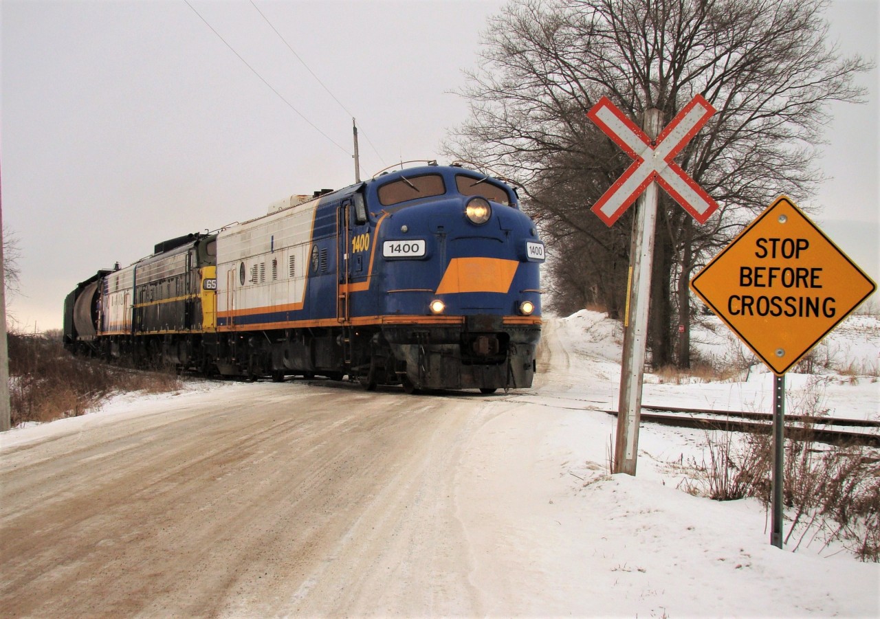 OSR 1400, 6508 & 1401 lead a long string of hoppers from Putnam into Ingersol passing by Thomas Rd. just before entering Cami property. They would shove into Cami to retrieve a handful of autoracks, then head to Woodstock to interchange with CP.