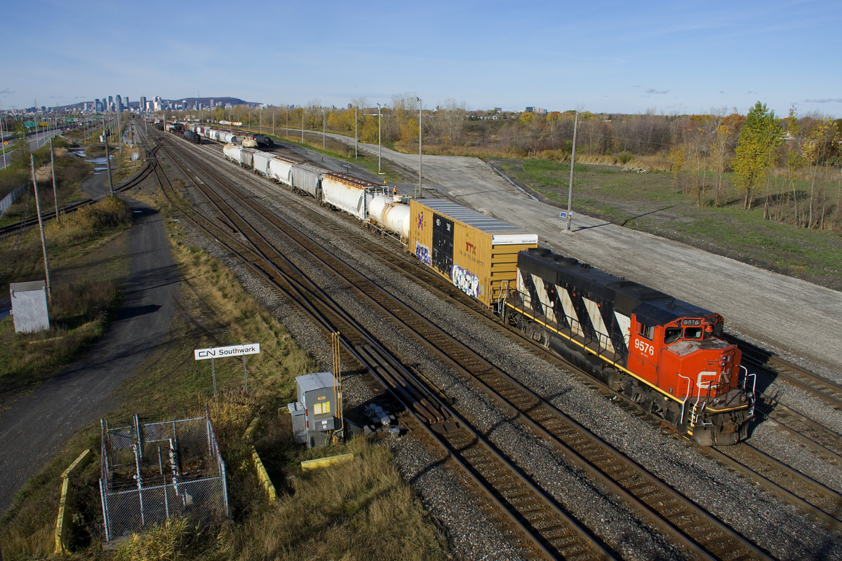 CN 522 with clean zebra-striped CN 9576 puts its train together at Southwark Yard before heading south on the Rouses Point Sub with cars for St-Jean-sur-Richelieu.