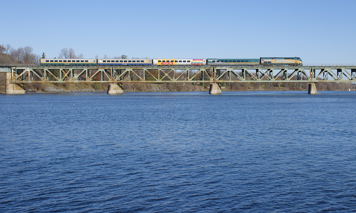 VIA 622 has unwrapped VIA 902 leading 4 LRC cars in 4 different paint schemes at it crosses the Richelieu River at Otterburn Park.