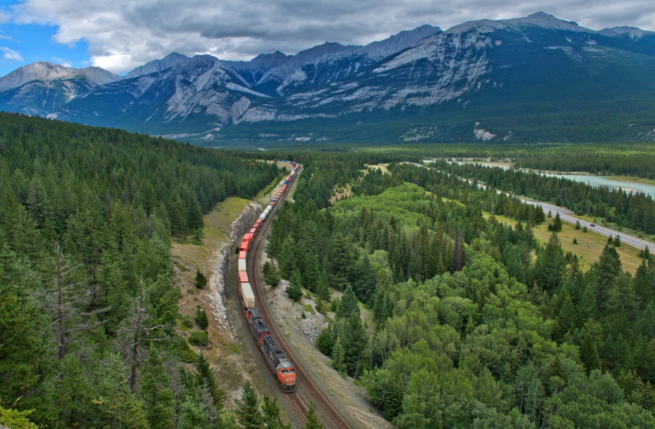 CN 5761 west rolls through the signals at English, just east of Jasper.