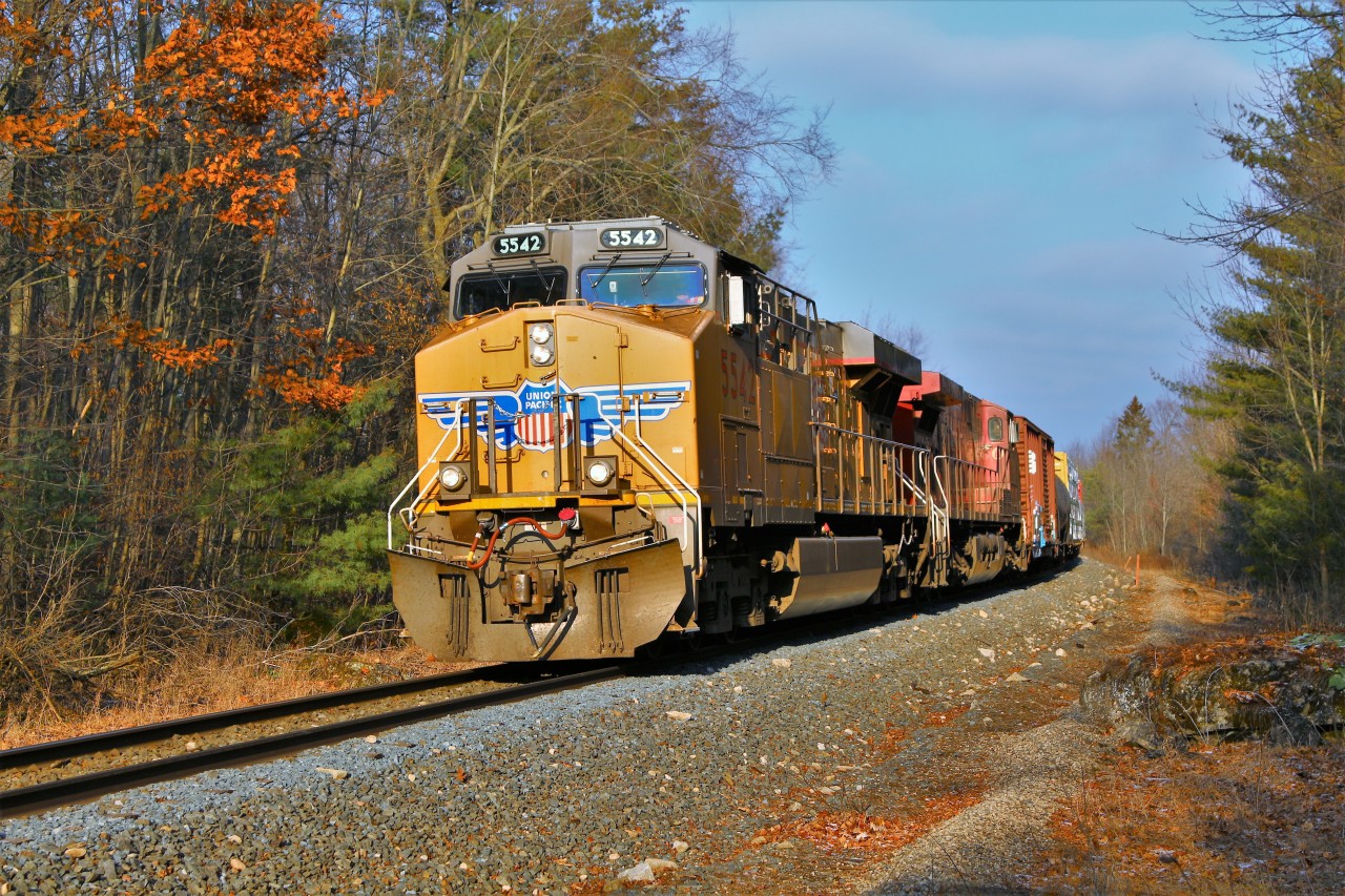 CP 246 had a nice change from the usual CP red when UP 5542 took to leading it down the Hamilton sub at Mile 74 and Conservation Road.
