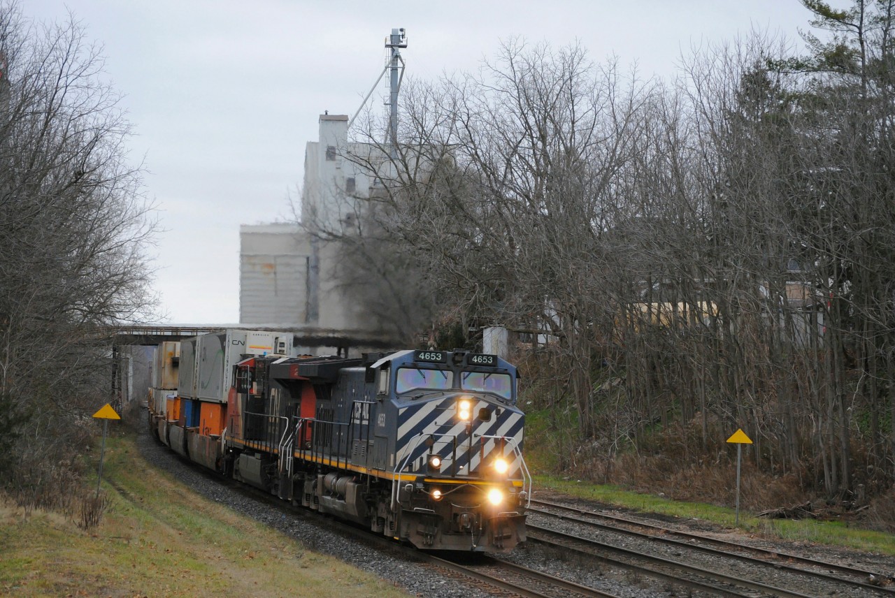 CN Q148 rounds the bend into Woodstock ON with a BCOL C44-9W leading the way