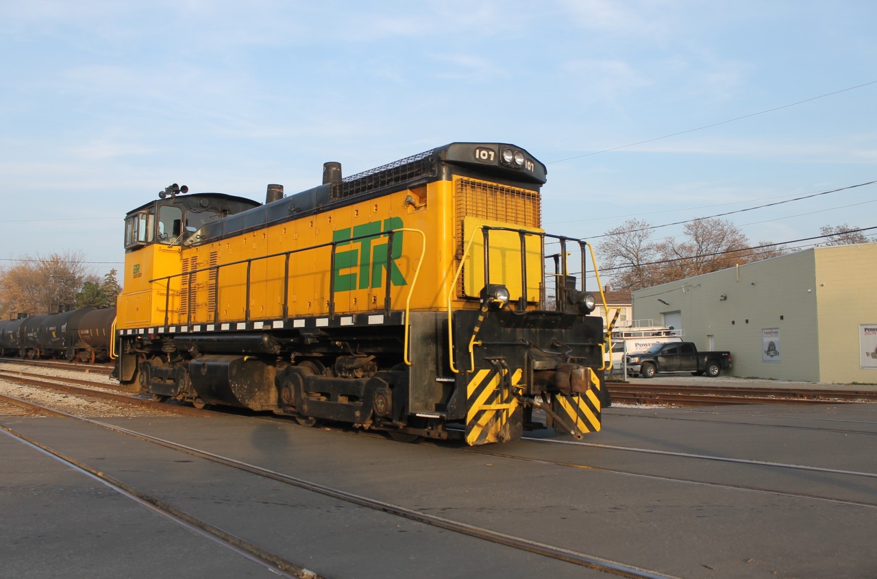 ETR 107 passes Hall Ave heading back to the shops for the night.