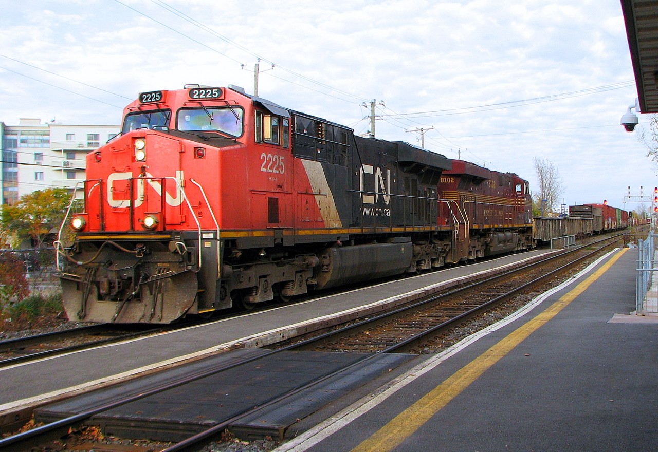 CN-2225 SD-70m2  and Pennsylvenia (NS) 8102 ES-44-AC  Spécial Heritage  pulling a convoy from Soutwark yard to Taschereau yard