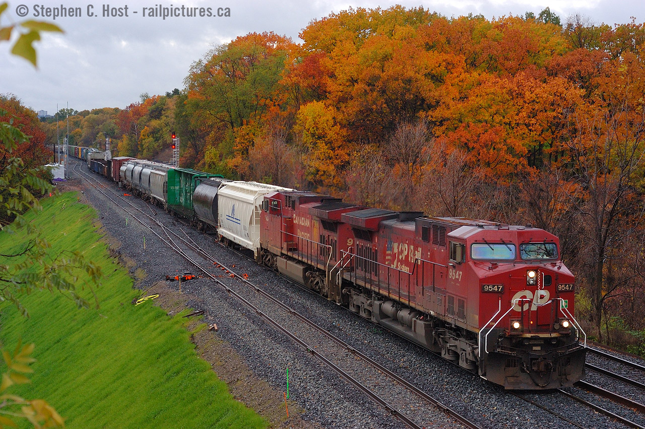 It wasn't very long that CP continued to exercise running rights after the third track went in at Bayview. And if you want to see what fall colours were like in years prior, this was just run of the mill in 2006.. and I didn't even have the perspective to know how good it was. Really, this year did suck. Just look at those colours! The third track is still not in service in this photo which was taken from the Footbridge.