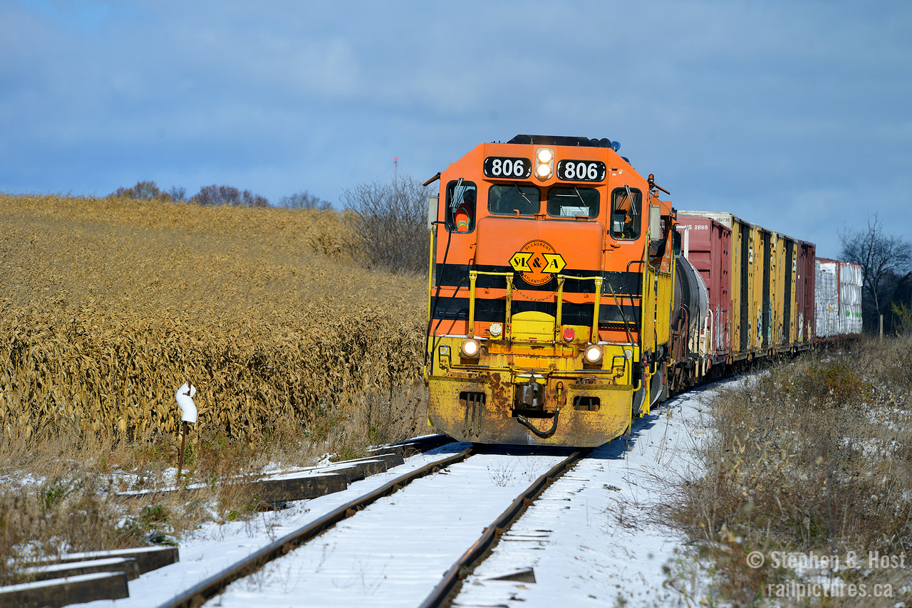 There's a very brief period of time where winter and fall mix, and only if we get cold temperatures and a little snow. Farmers have yet to remove their corn husks and a light dusting of snow has painted any bare ground white. GEXR 582 has a rather interesting mixed consist of cars today, but what appears to a multi customer train is apparently, as I am informed, for two customers only - Flochem (just to right) and Hunts Haulage in Preston.