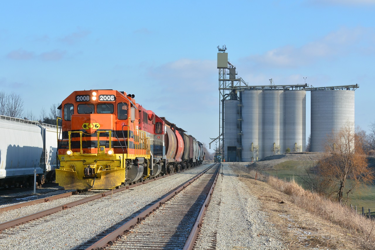 GEXR 580 lifts hoppers from Shantz Station after interchanging in Guelph, where it return to the main and continue West