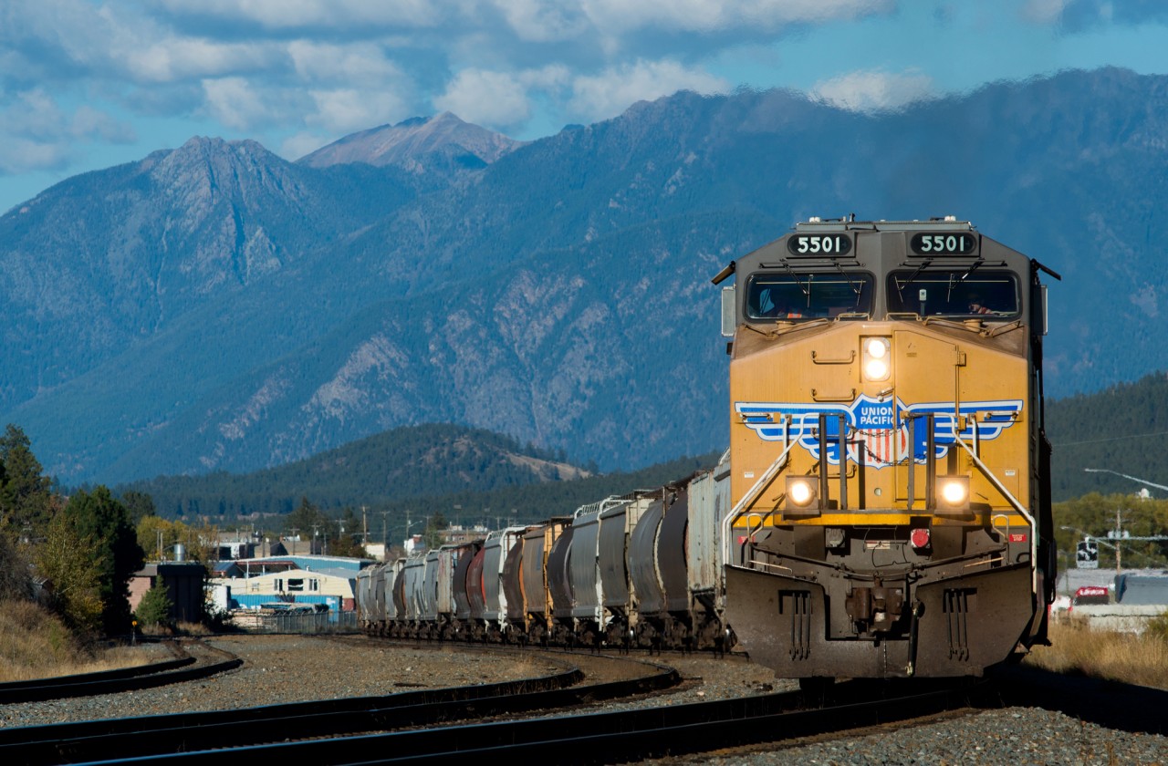 CP grain loads make their way west with a typical UP leader.
