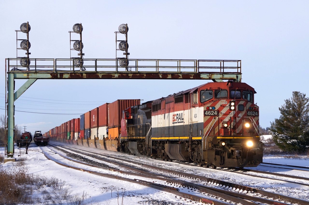 On Christmas Eve, Q148 is passing Paris with a BC Rail leader. Merry Christmas to everyone on here, and best wishes for 2018!