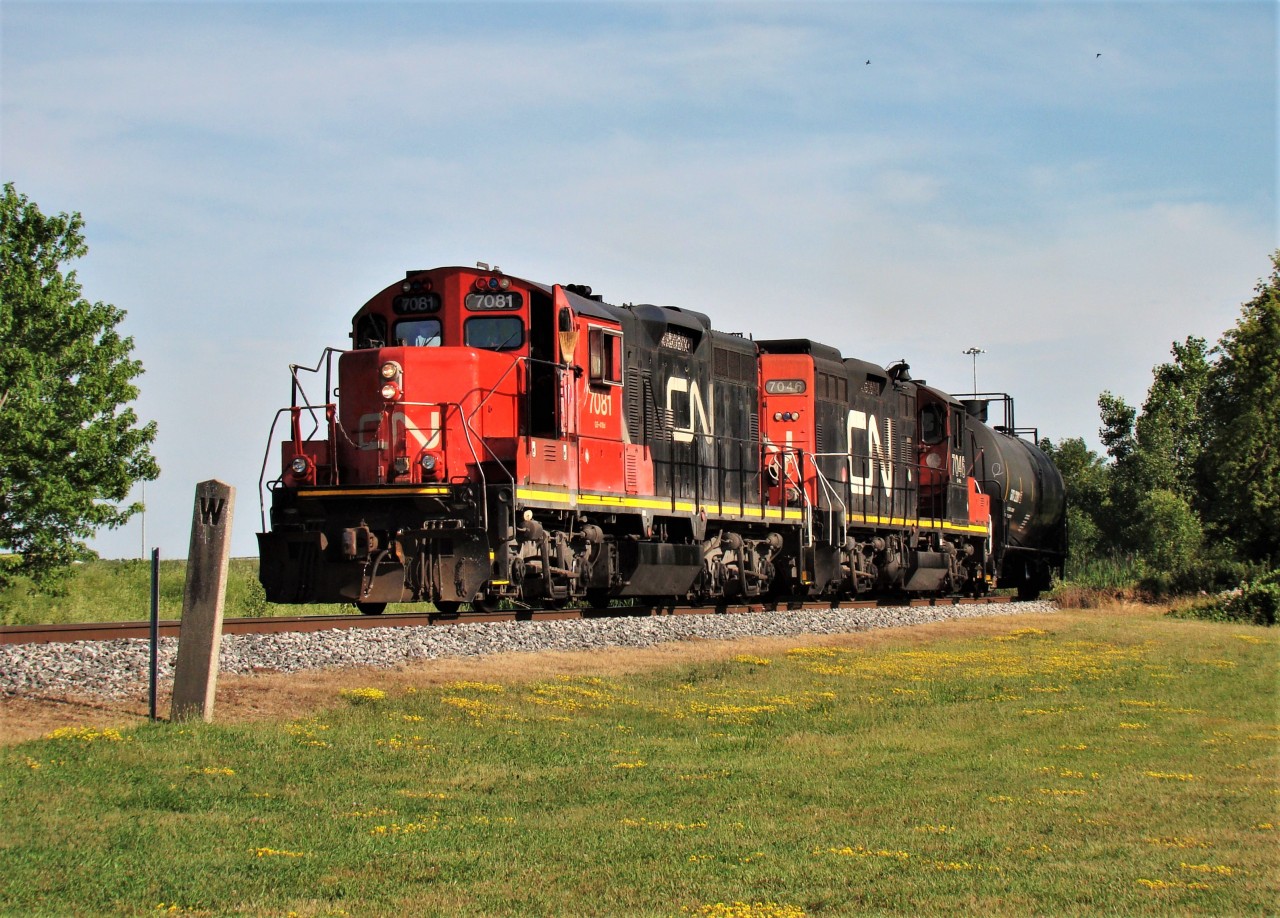 CN 7081 and 7046 have a handful of cars in tow as they head around the curve at Pelton and onto the former C&O on their way to switch Essex Hybrid - a trans-loading facility - on Windsor's east end. The place has expanded quite a bit over the past couple of years, extending two sidings this summer with more expansion to come.