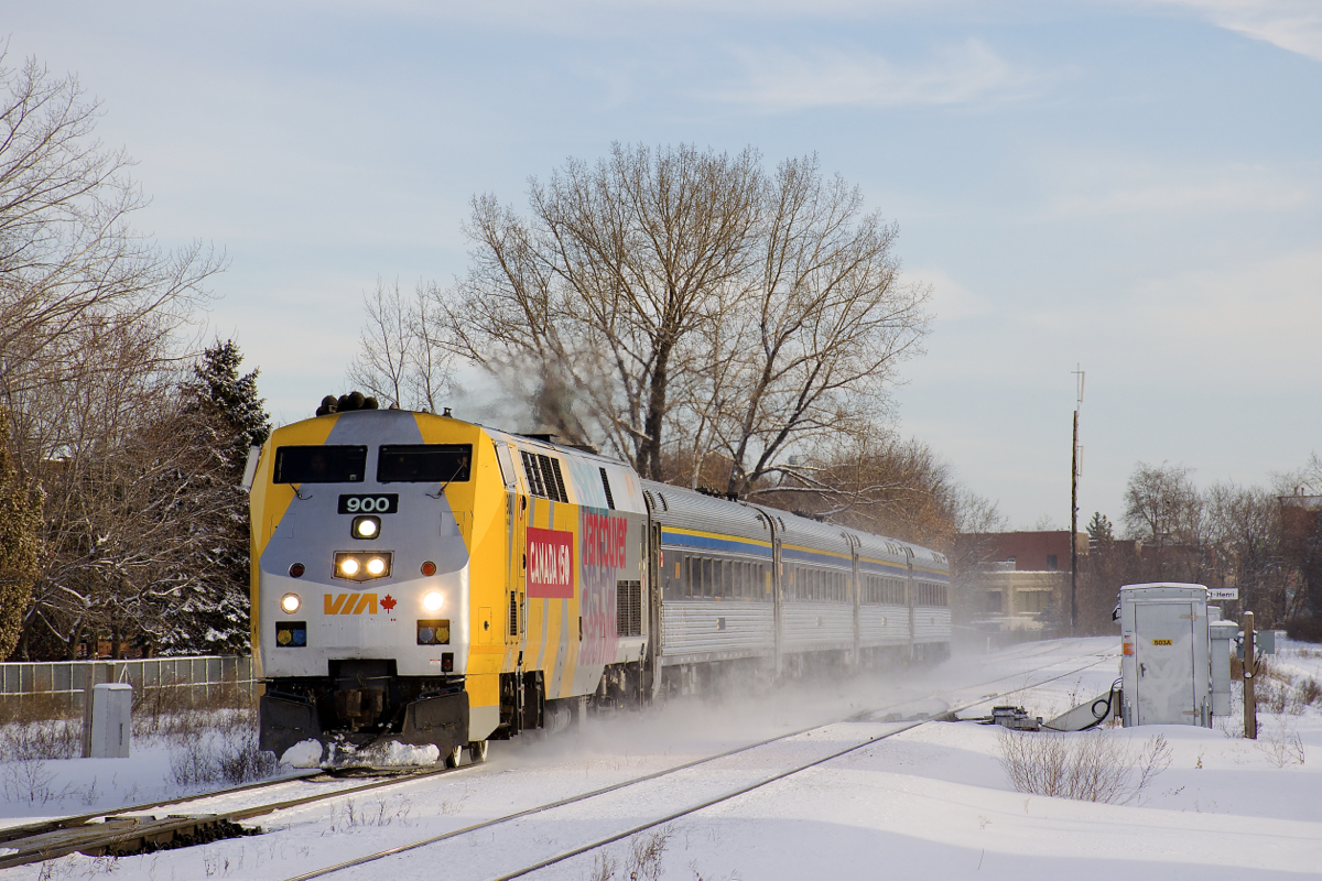 Class leader VIA 900 leads a shorter than usual VIA 63 through St-Henri on Christmas Eve morning.