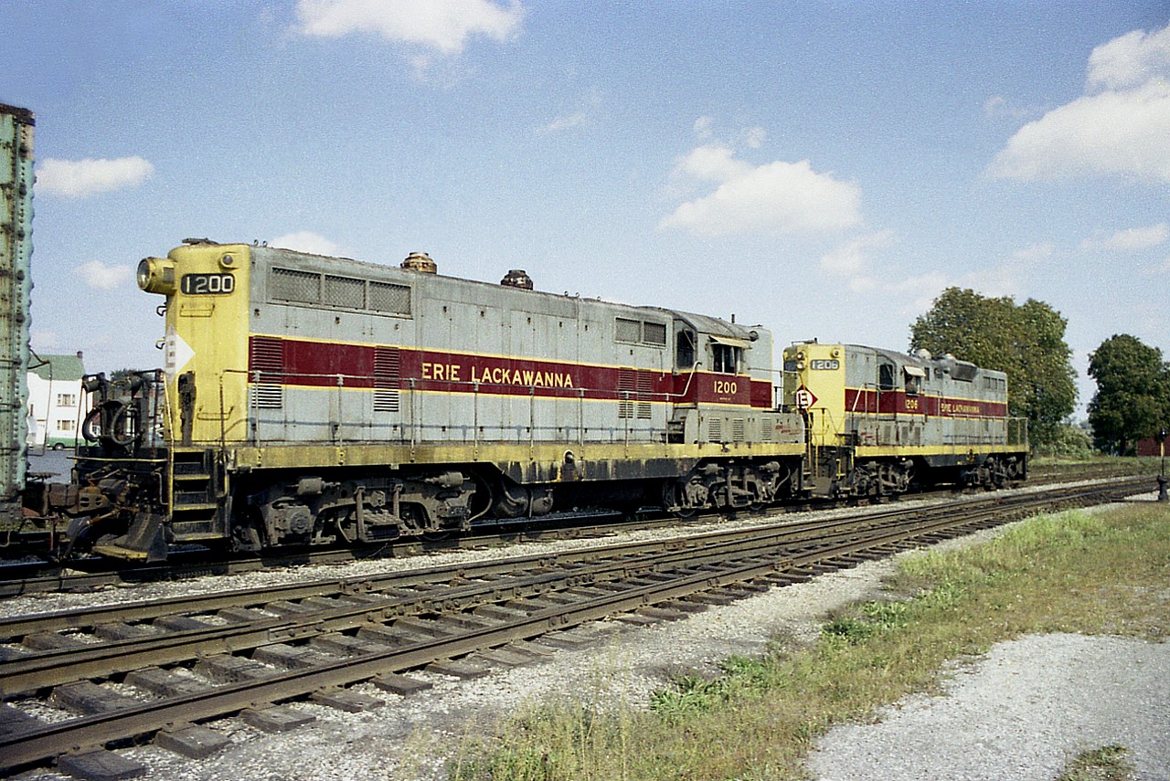It is late in the afternoon and the only surefire way to get a nice sun angle on the local transfer from Fort Erie back to Buffalo is either a 'going' shot or a side view. It was a bummer I missed the train coming over about an hour and half (so I was told) earlier.  Here is EL 1205 and 1200 heading back stateside. Behind the power out of sight is the old MCRR/TH&B station.  (Love that 'barrel' headlight on 1200!)