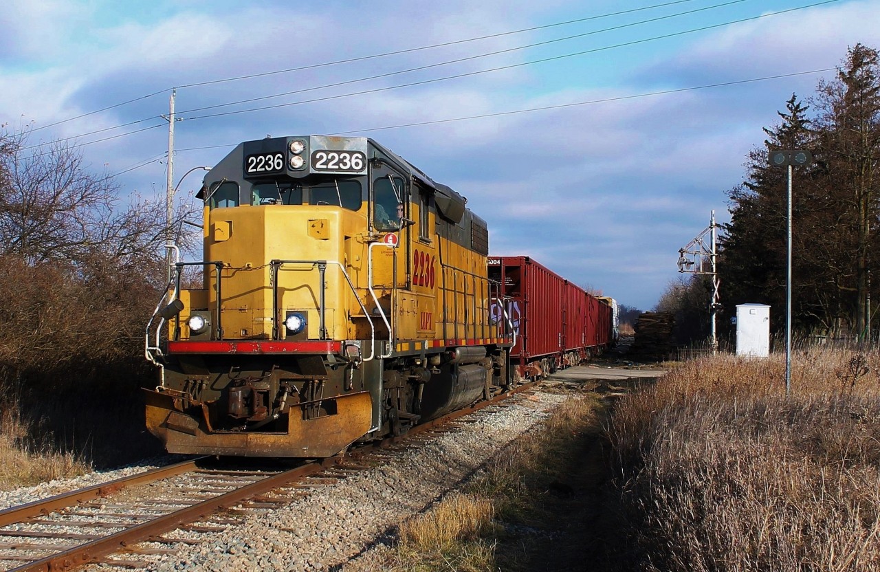 GEXR 582 heads back to Cambridge on the Fergus Spur with a short train.