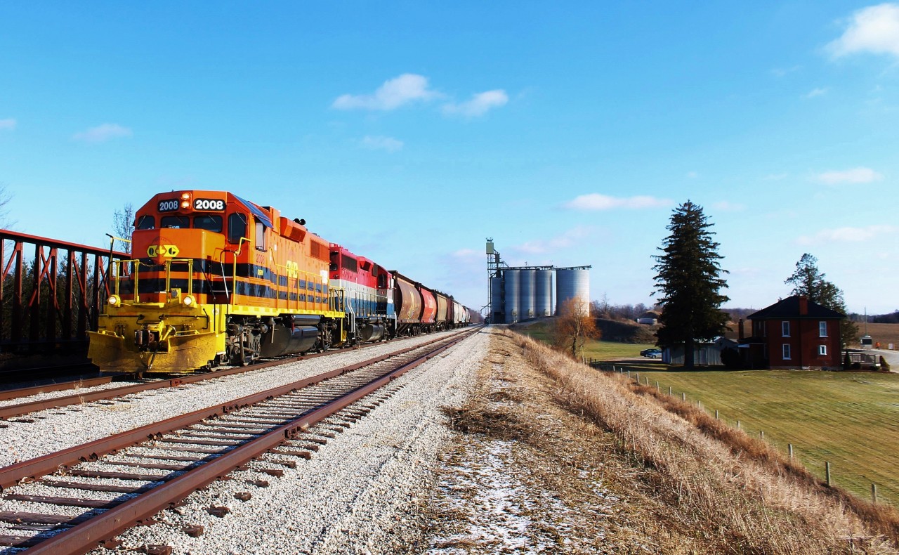 GEXR 580 lifts a cut of grain cars from the coop in Shantz Station, Ontatio.