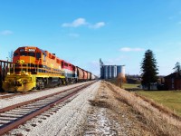 GEXR 580 lifts a cut of grain cars from the coop in Shantz Station, Ontatio. 