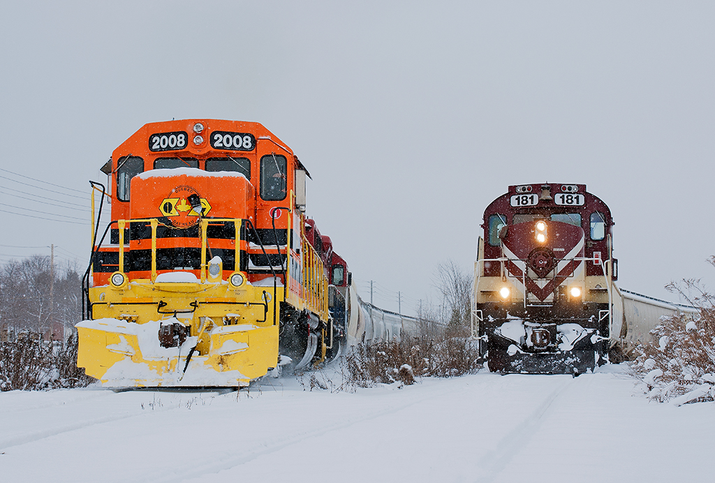 Meeting of the shortlines GEXR 580 is making another run up the hill after stalling out due to wet rail and heavy tonnage, meanwhile OSR sits on the south industrial waiting their turn.