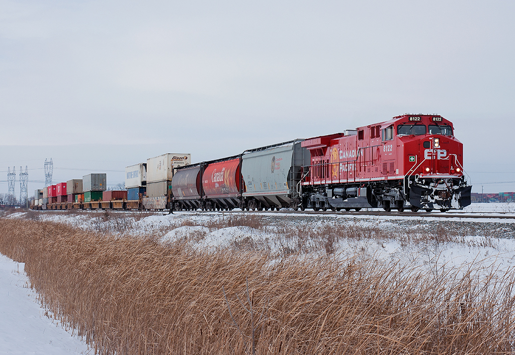 With the sub zero temps still in place for most of Southern Ontario, I made the drive up to Vaughan to catch CP8122 departing with 5,438 ft of train.