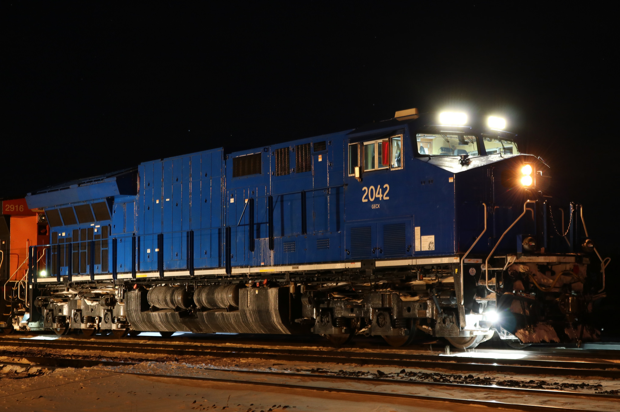 Railpictures.ca - Brian Bui Photo: A close up of GECX 2042 as it waits ...