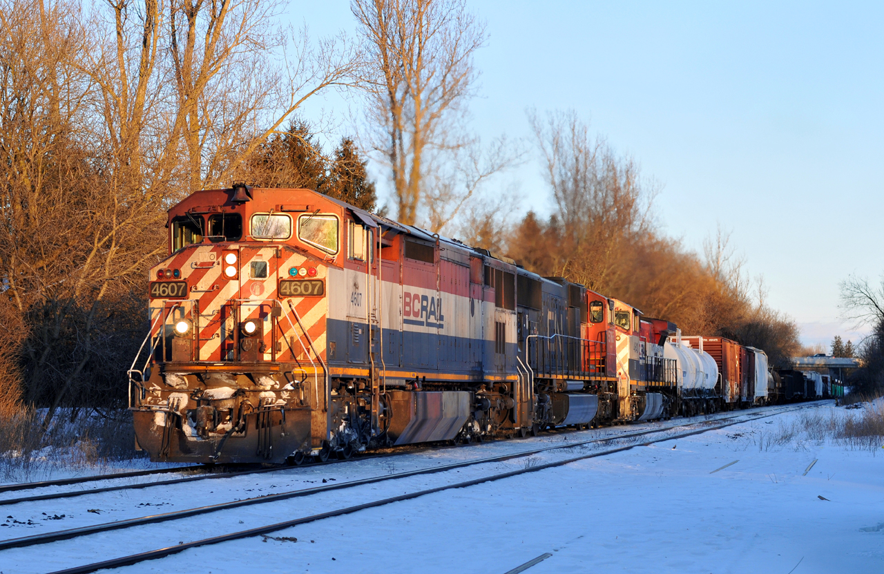 BCOL 4607, CN 5765, and BCOL 4643 lead CN M38531 06 through Copetown with 130 cars