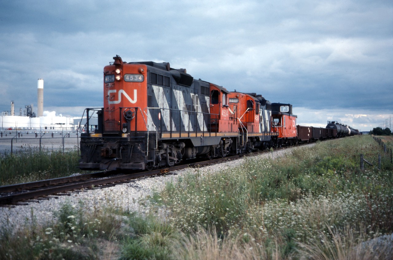 A pair of GP9s (4534 and 4510) lead a road switcher at Nanticoke, likely 559. Both were part of a 37 unit order delivered in late 1956 and early 1957.