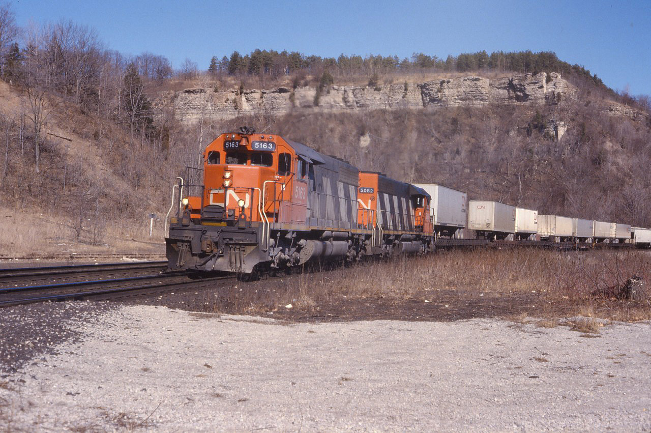 A pair of SD40s (5163 and 5080) lead a westbound up "the hill" at Dundas. At this time, CN's SD40s were based in Western Canada, so this power was somewhat unusual.