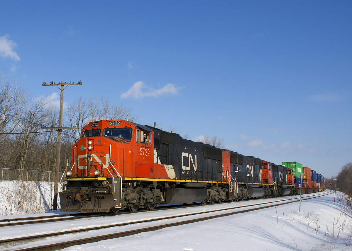 CN 149 has just passed MP 22 of the Kingston Sub with a trio of SD75I’s (CN 5732, CN 5742 & CN 5673) & 193 platforms.