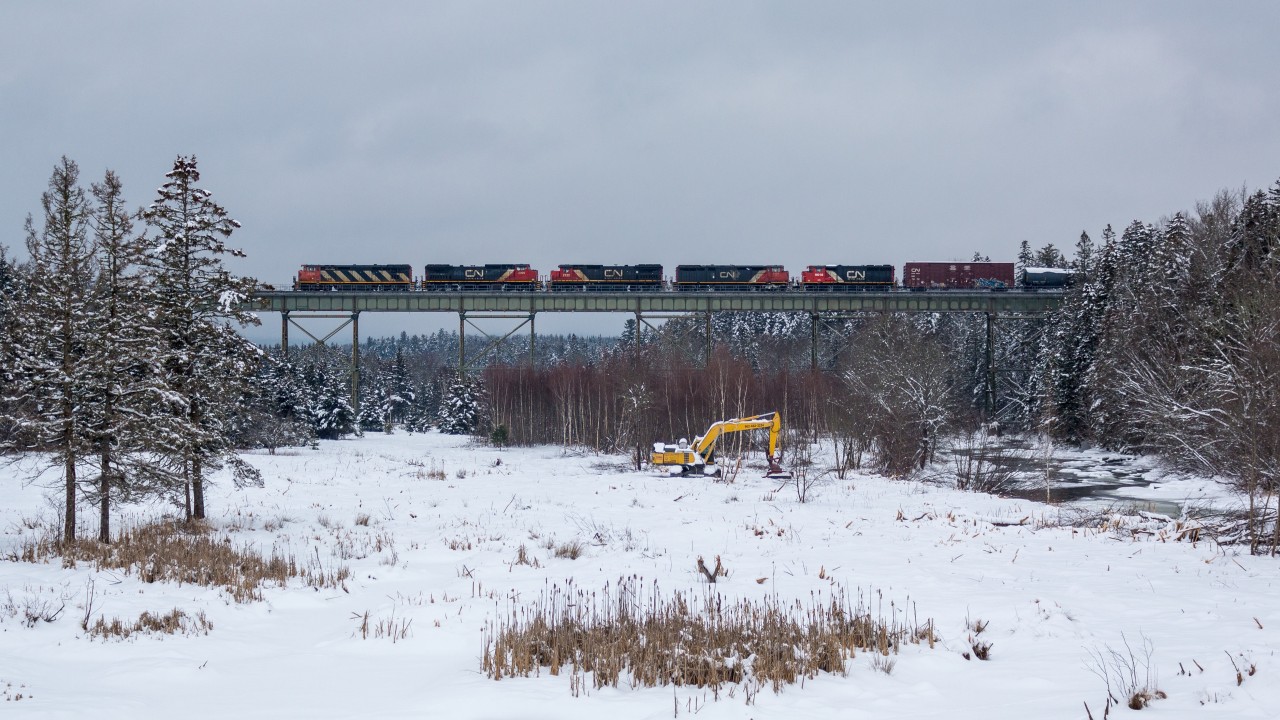 CN 2426 leads a mixed train across the Folly river heading west towards New Brunswick