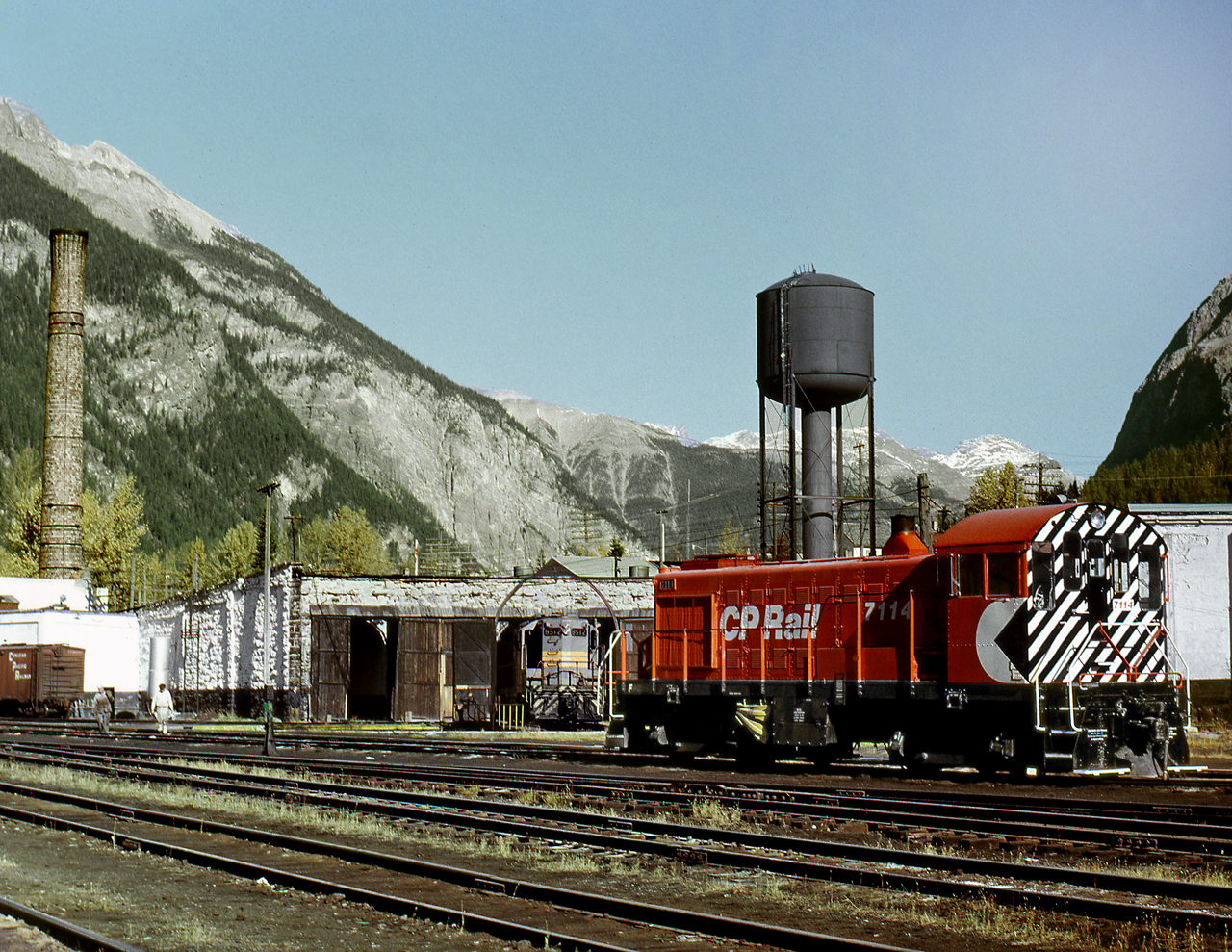 MLW S4 7114 set off at Field bad order, even though freshly shopped out of Ogden, sits west of the roundhouse. Inside the roundhouse is assigned yard GP7 8512, generator equipped for passenger backup