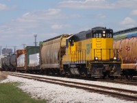 Essex Terminal #108 leads a long train of about 50 cars through the ETR-CP interchange yard before dropping a cut of cars for CP.