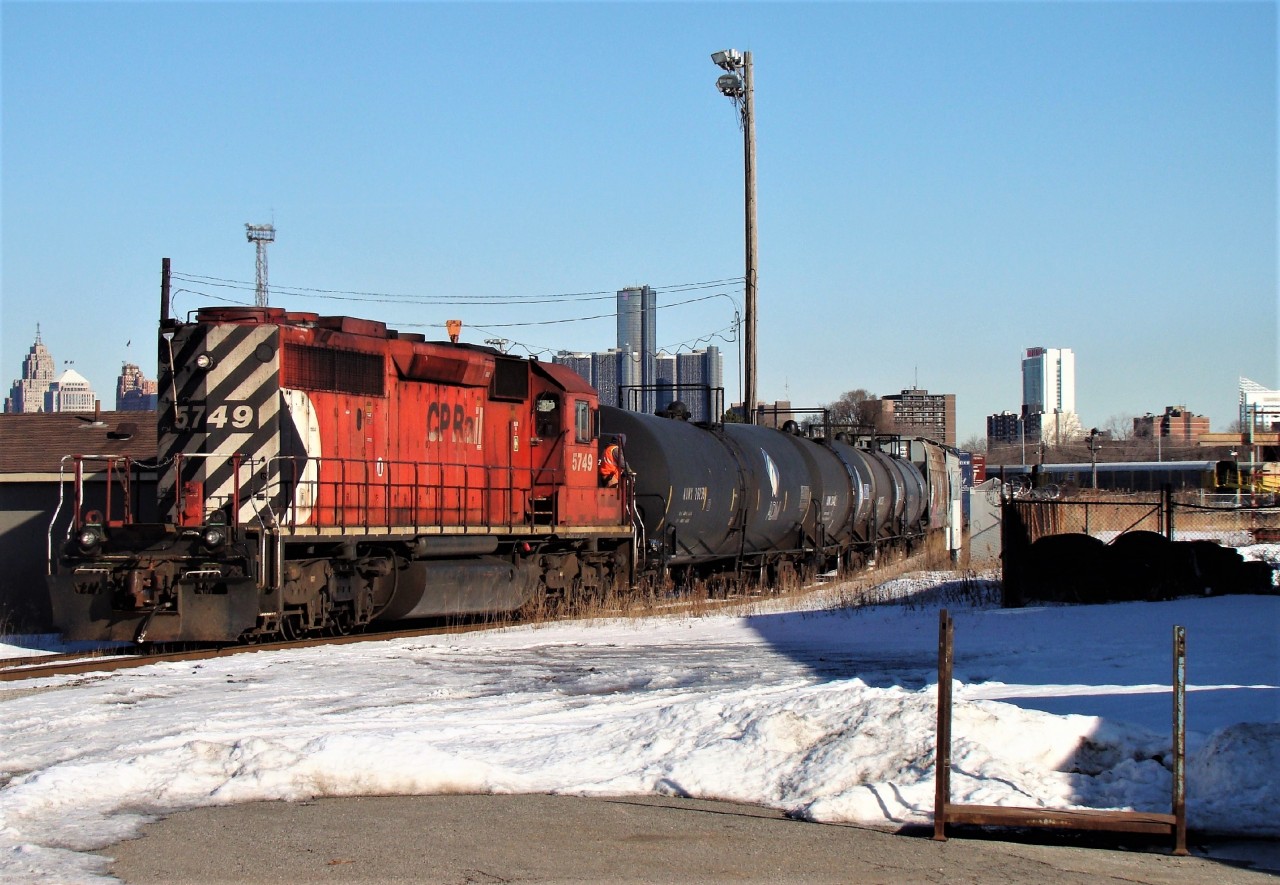 CP 5749 shoves 15 cars into Windsor Yard after interchanging with the Essex Terminal.