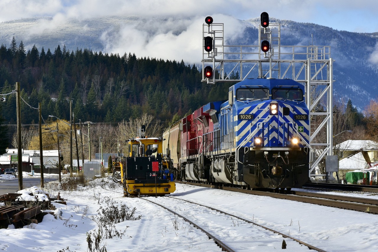 CEFX 1026 takes the south track at Canoe as it leads an eastbound load of empty potash cars.