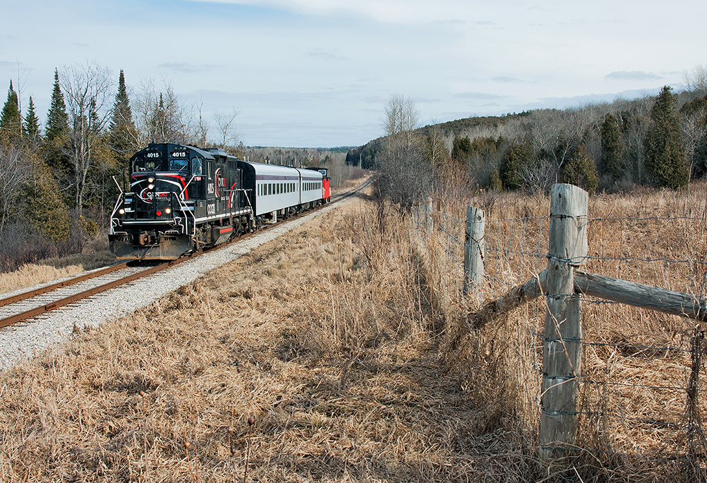 The very last run of the Credit Valley Explorer is on the final approach to Orangeville, the passenger equipment has been sold off and Cando pulling out as of June 30th of this year with a tender up for bid and 5 companies in the running to operate the line.