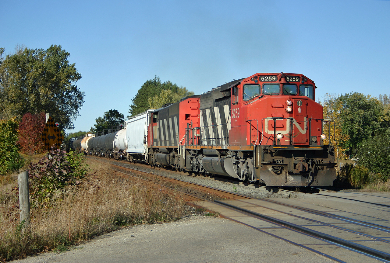 Toronto to Sarnia drag 411 crosses 15th Side Road in Stewarttown with CN 5259 and CN 5404 doing the honours.