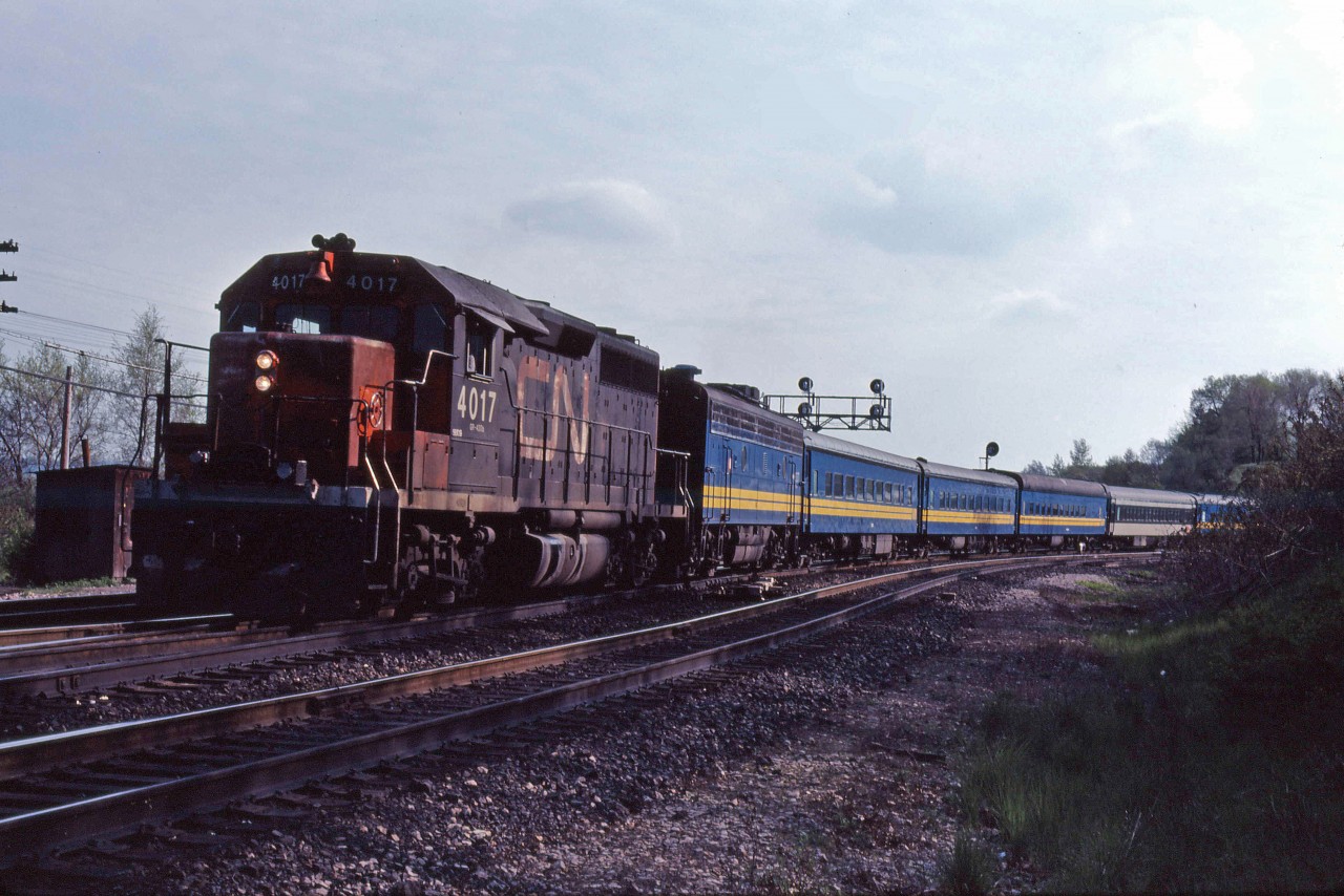 VIA 76 comes off the Dundas sub and enters the Oakville sub for the remaining 37 miles of its run to Toronto (from Windsor). Leased CN GP40 4017 and an unidentified VIA F9B provide the power for today's large train.