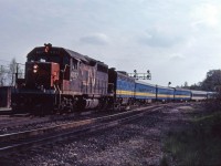 VIA 76 comes off the Dundas sub and enters the Oakville sub for the remaining 37 miles of its run to Toronto (from Windsor). Leased CN GP40 4017 and an unidentified VIA F9B provide the power for today's large train.