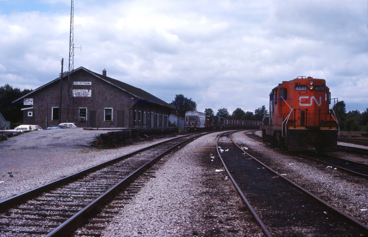 In this photo, we see the power for Canadian National local 582, which normally worked from the Cayuga sub from St. Thomas to Delhi and back. Since the Cayuga and Chatham subs were a “joint section” between CN and Wabash/N&W/NS, the CN local would generally do any switching for the American railroad rather than delaying the “hot” automotive trains and risking a recrew. Cars were handed over between the two roads (and the C&O/Chessie) at St. Thomas.